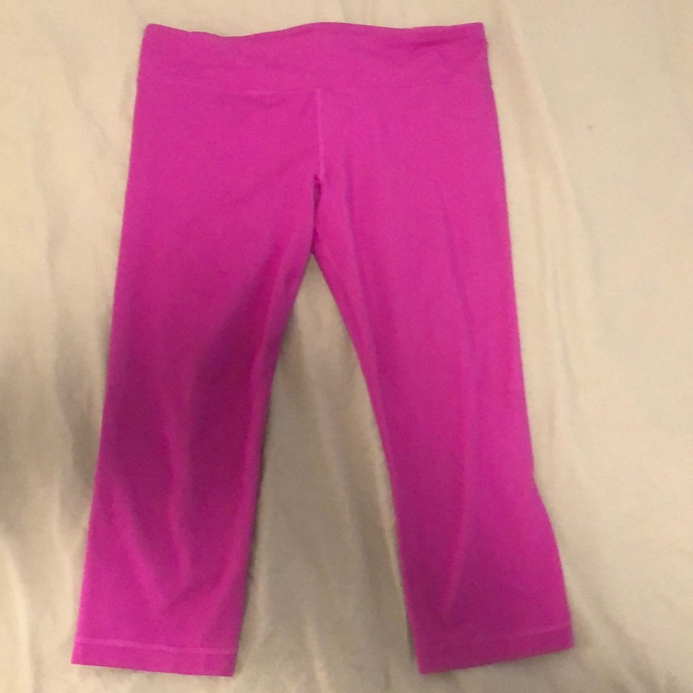 Under armour fuchsia capri leggings